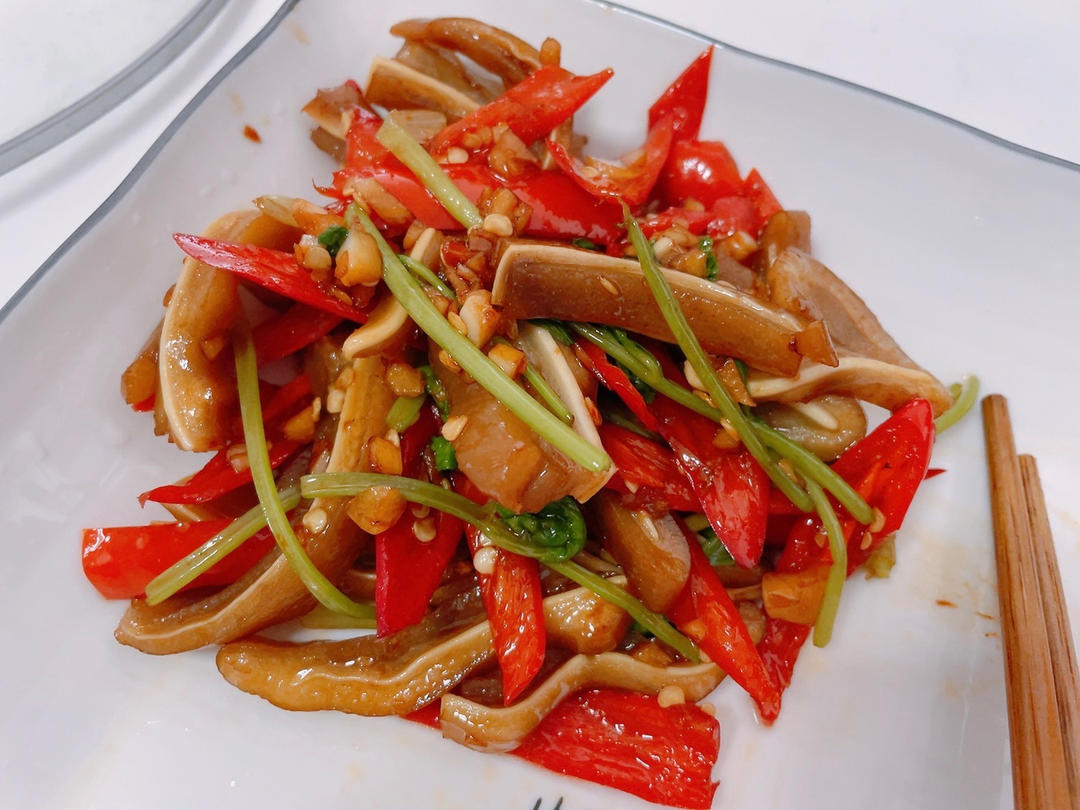 下饭家常菜：好吃到尖叫的辣椒炒猪耳~