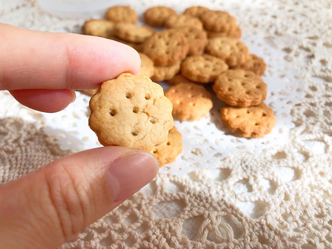 嘎嘣脆小饼干（无臭粉无泡打粉），不用晾凉就是脆的，儿时的味道