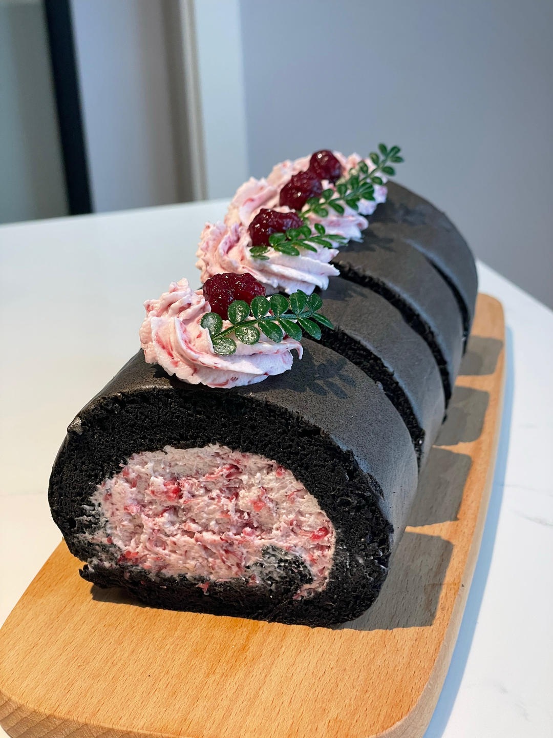 酸酸甜甜超好吃！杨梅奶油竹炭蛋糕卷！