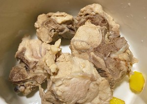 清热润肺：石橄榄小肠汤的做法 步骤1