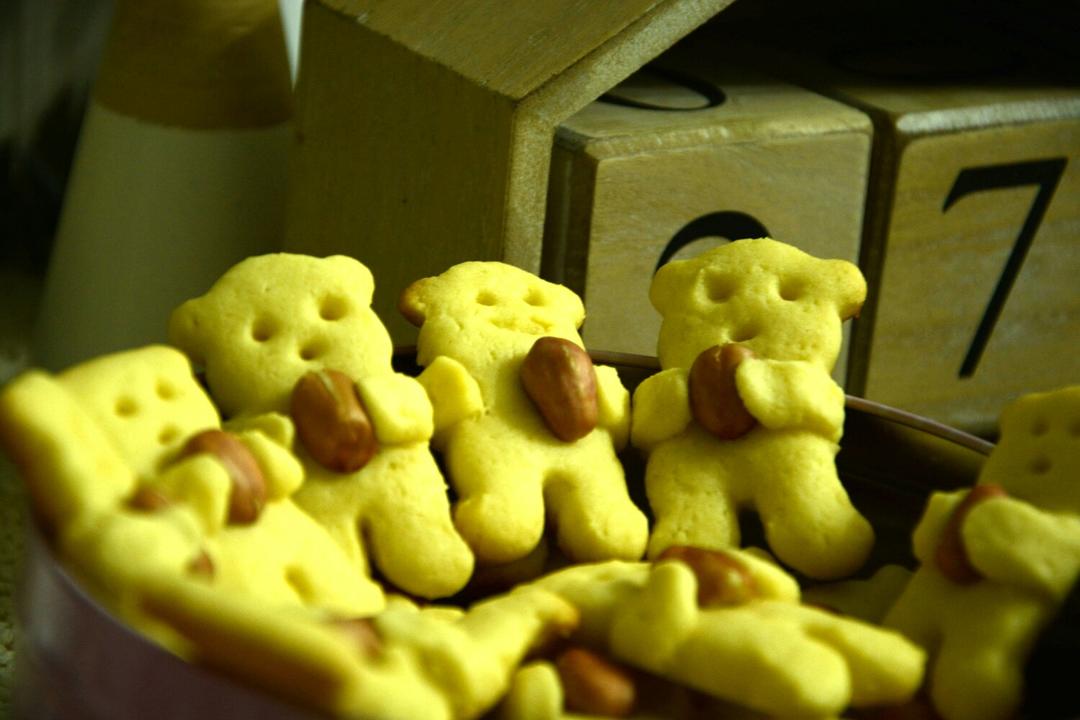 小熊抱杏仁饼干