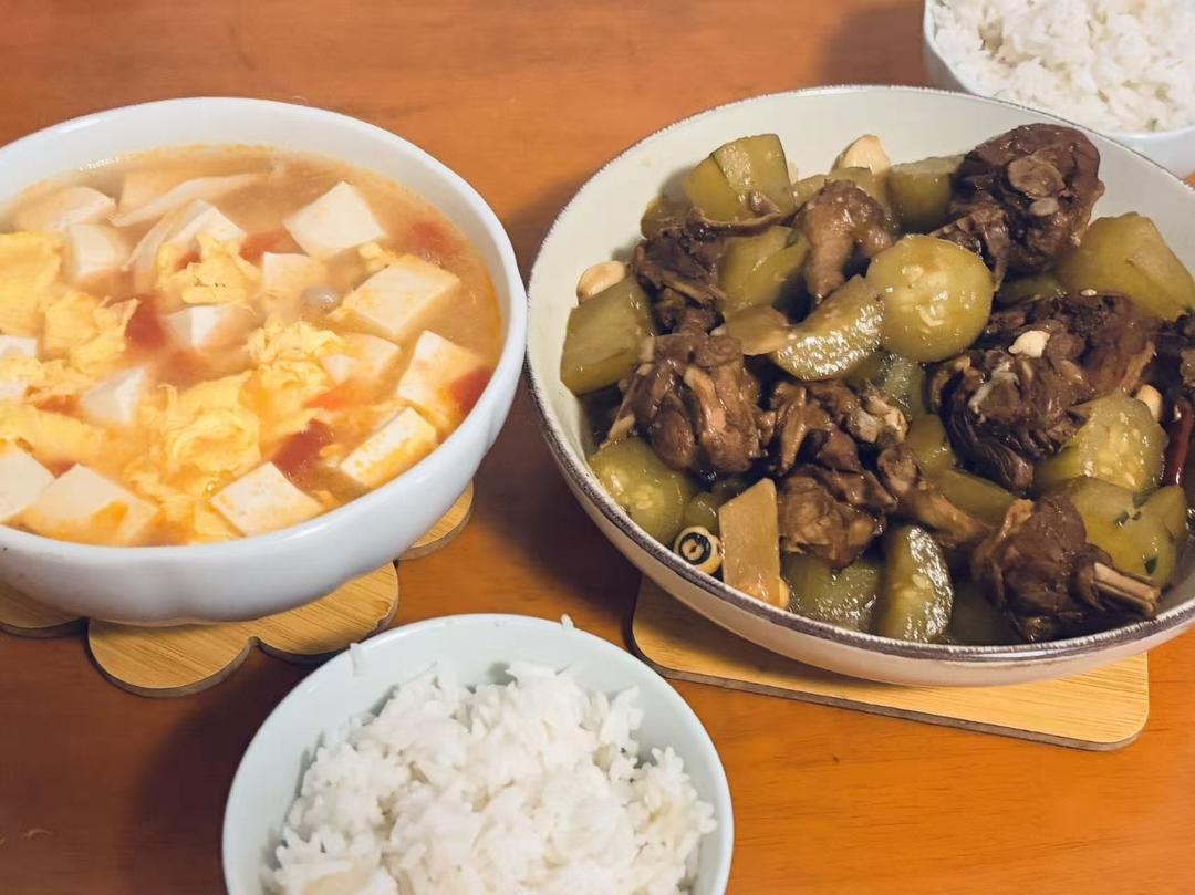 降火素汤：西红柿白玉菇炖豆腐