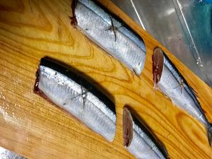 砂锅秋刀鱼饭的做法 步骤3