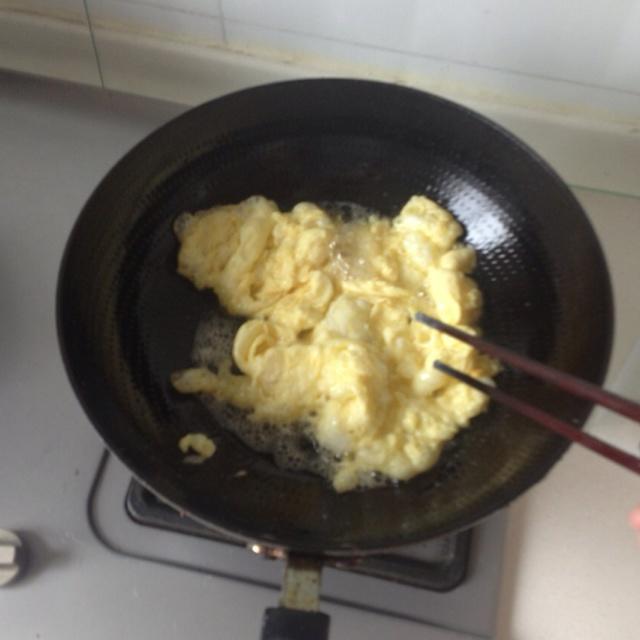 尖椒炒蛋的做法 步骤2