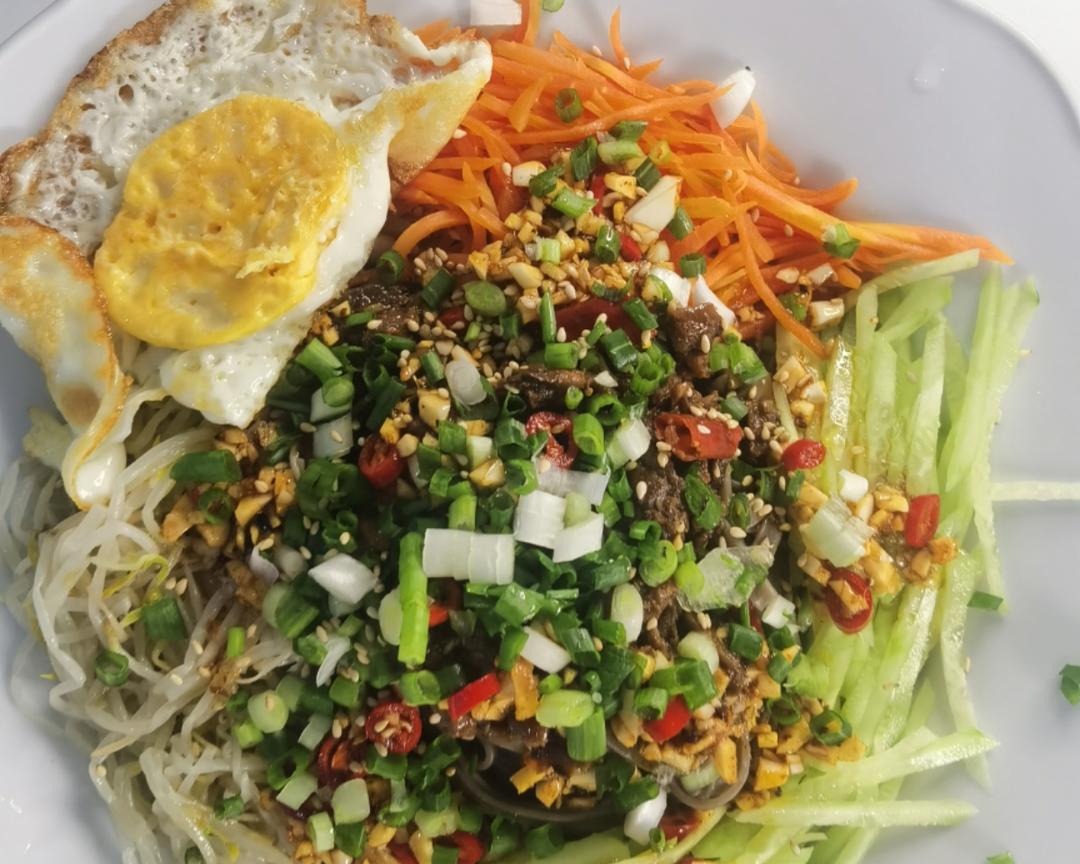 香菇牛肉酱凉拌荞麦面