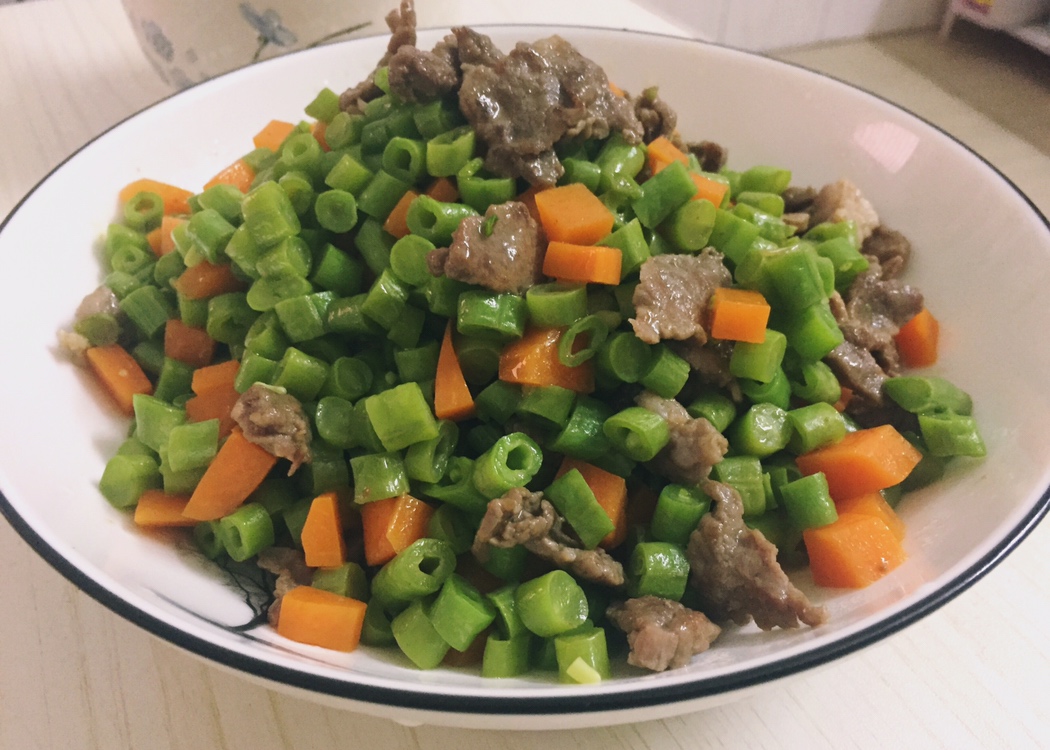 简单美味下饭菜—豆角胡萝卜粒炒牛肉的做法