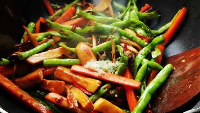 干香少油快手菜丨干煸杂蔬&茶水小米粥 · 圆满素食的做法 步骤4