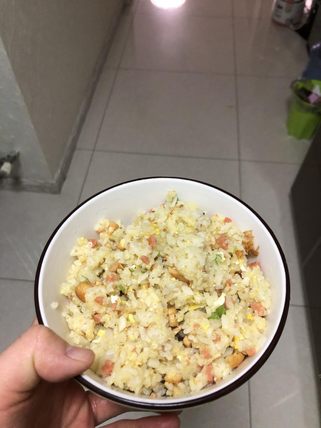 荸荠腰果蛋炒饭好吃到舔盘的做法