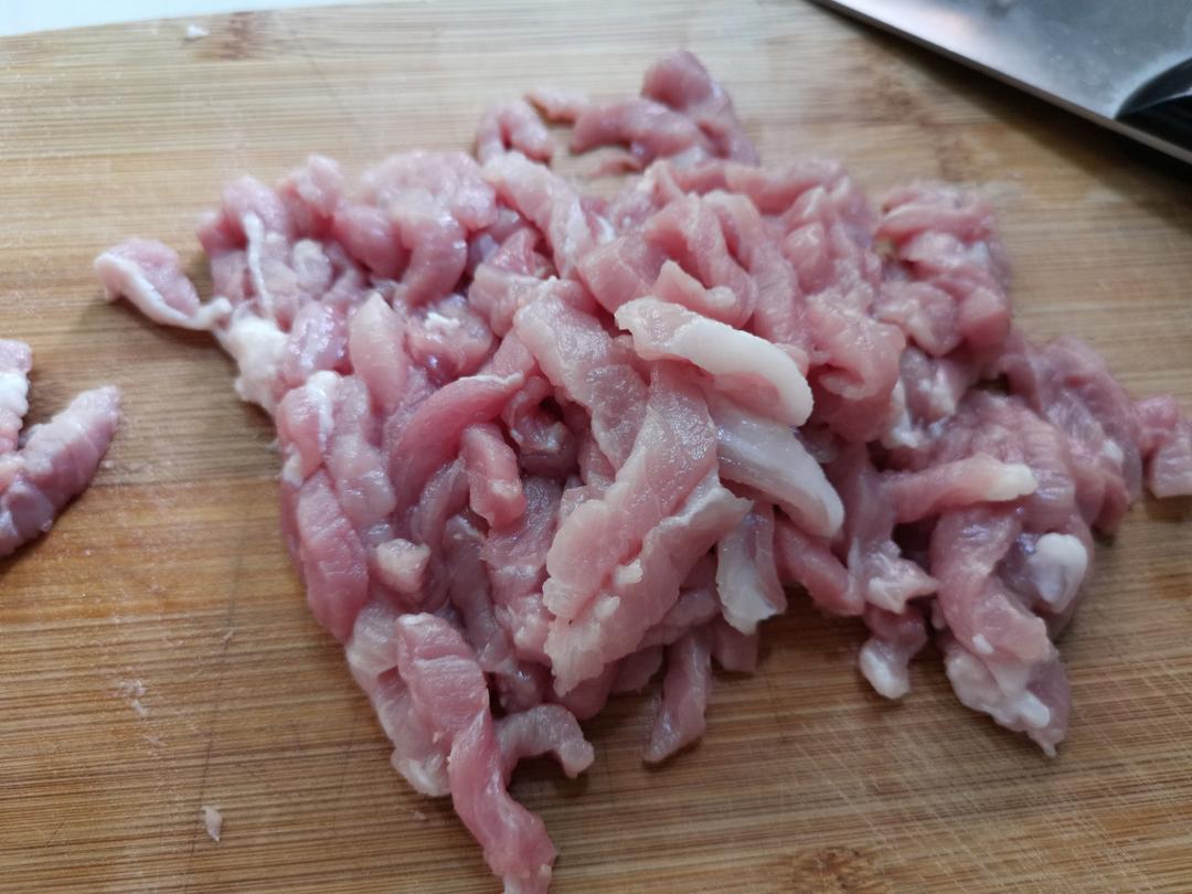 教你在家也可以做的榨菜肉丝面，香辣开胃，面条好吃到连汤都不剩的做法 步骤1