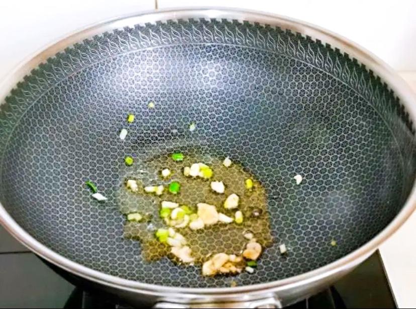 咸蛋黄虾仁烧豆腐的做法 步骤4