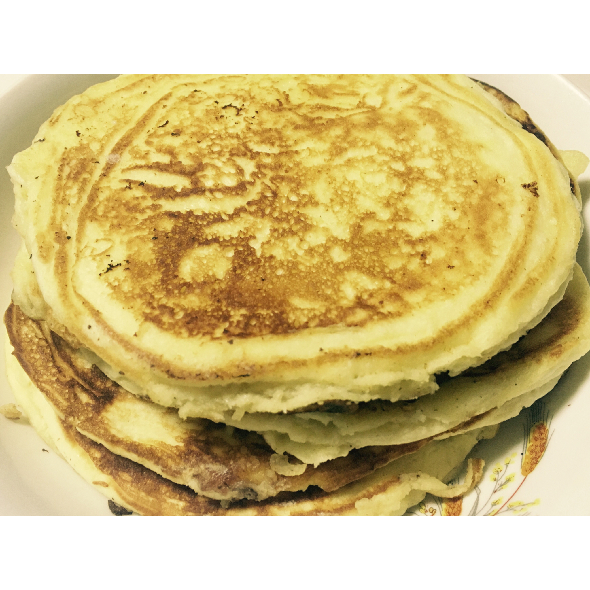 【酸奶松饼yogurt pancake】，搭上黑莓果酱和枫糖的美味。