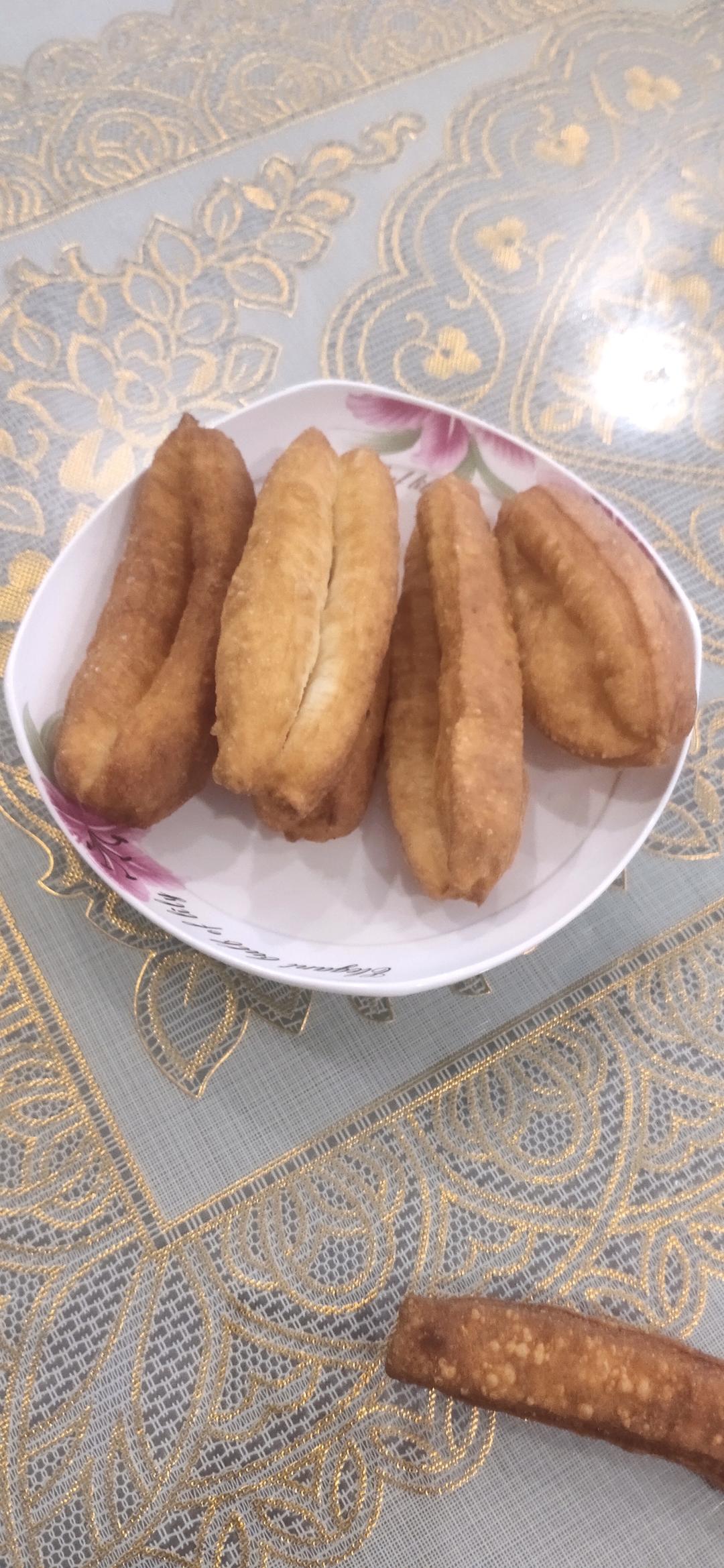 最简单的家庭版健康卫生小油条，鸡蛋面粉酵母就搞定！快来动动你的小指头！