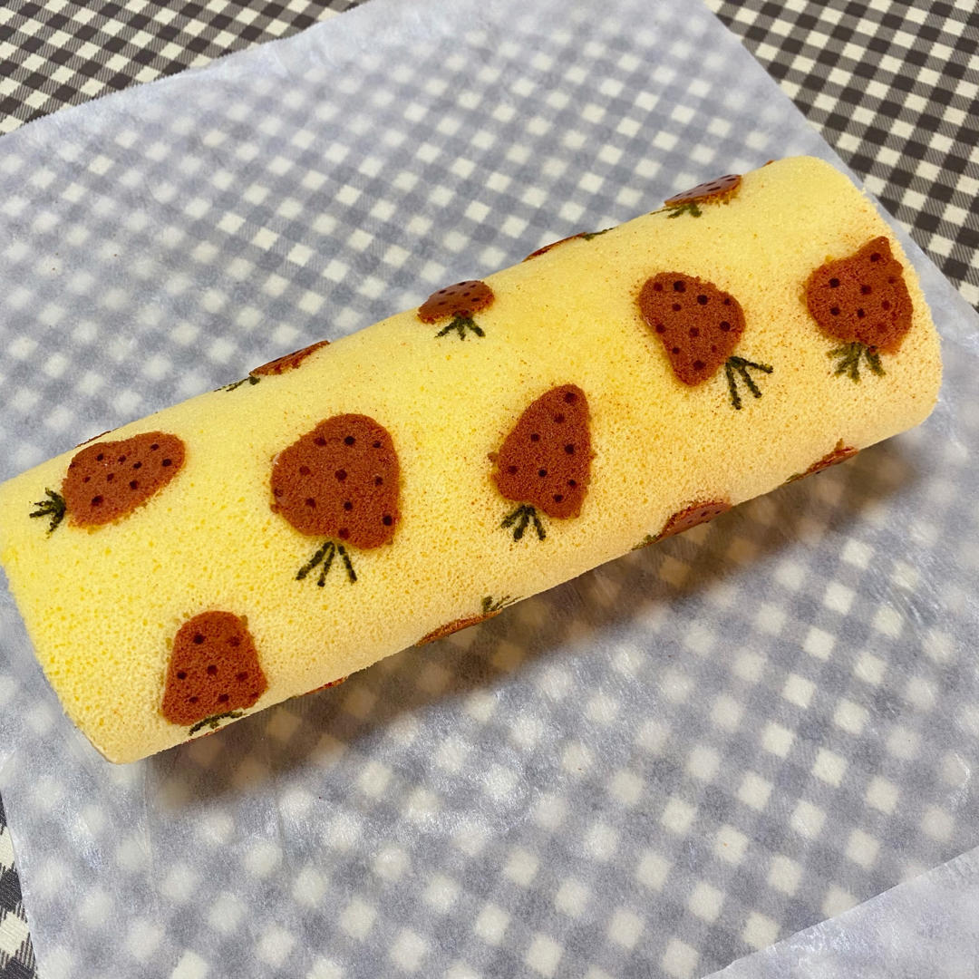 笨猪吖猪做的可爱草莓彩绘蛋糕卷