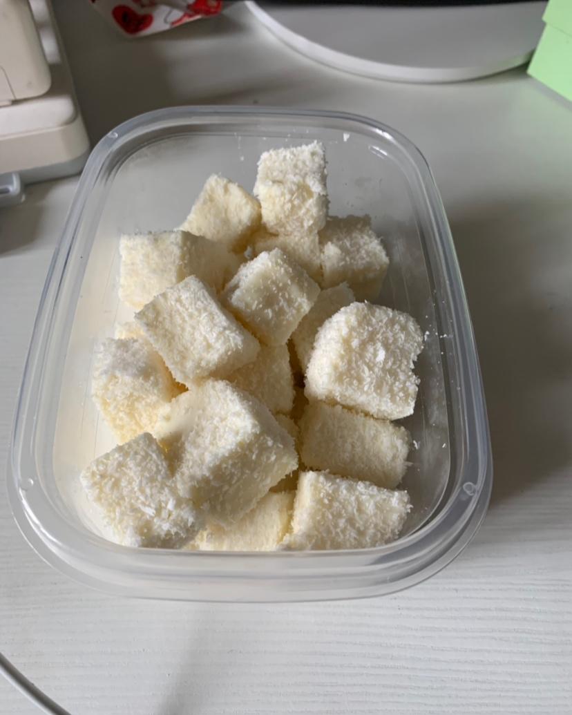 【视频】85度C 椰蓉牛奶小方～不用烤箱的夏日甜点