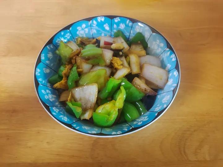 洋葱木耳青椒炒鸡蛋  简单又美味