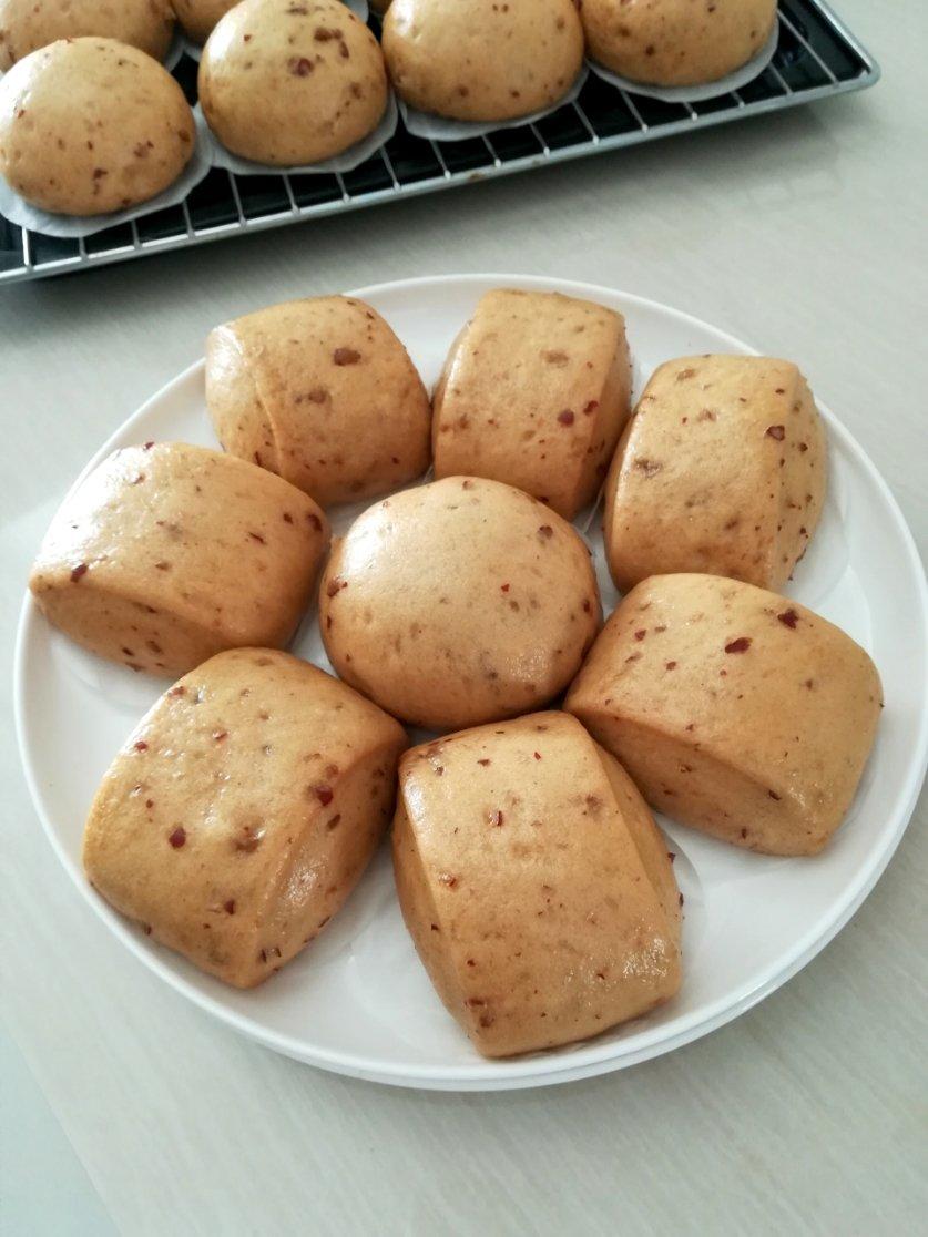 绿色月空做的红糖红枣馒头