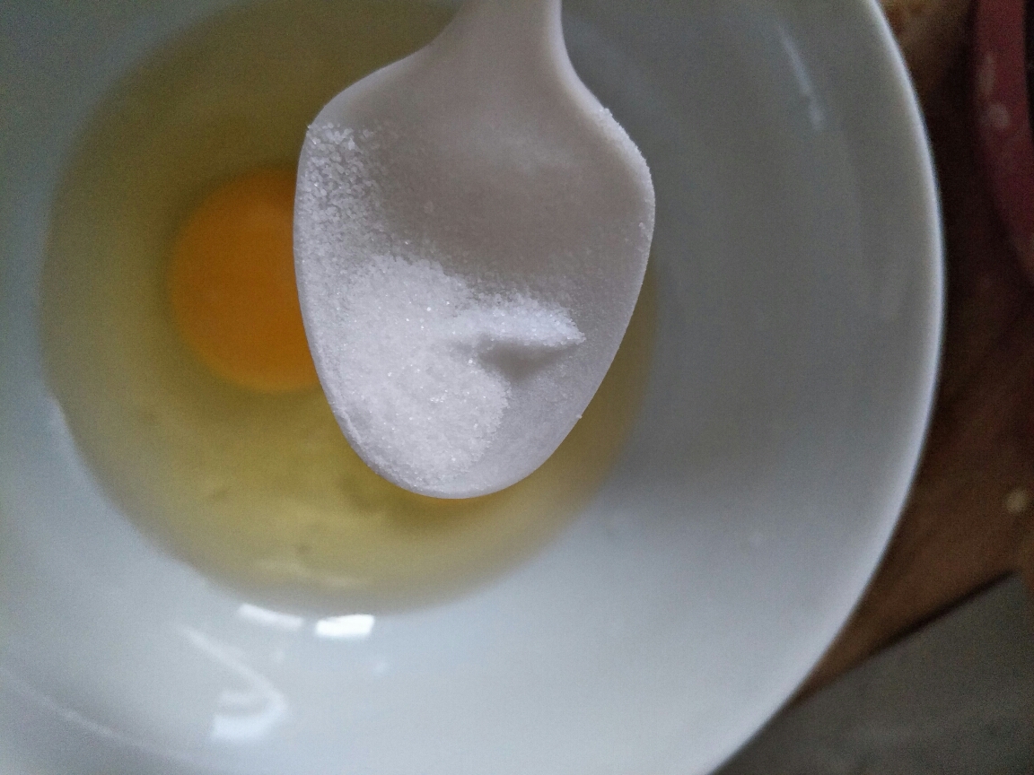 多汁西红柿炒鸡蛋汤的做法 步骤2
