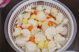 无油健康花菜土豆胡萝卜玉米鸡肉浓汤!的做法 步骤2