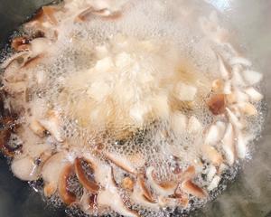 香菇瘦肉汤的做法 步骤3