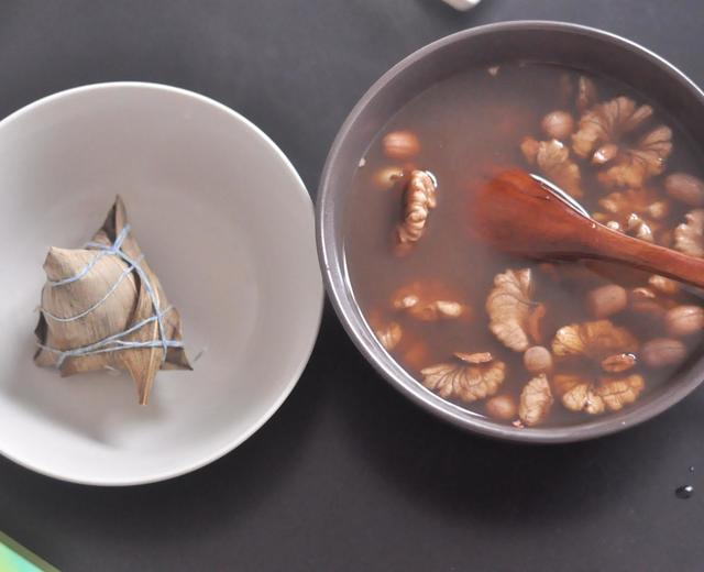 核桃仁百合花生甜汤的做法