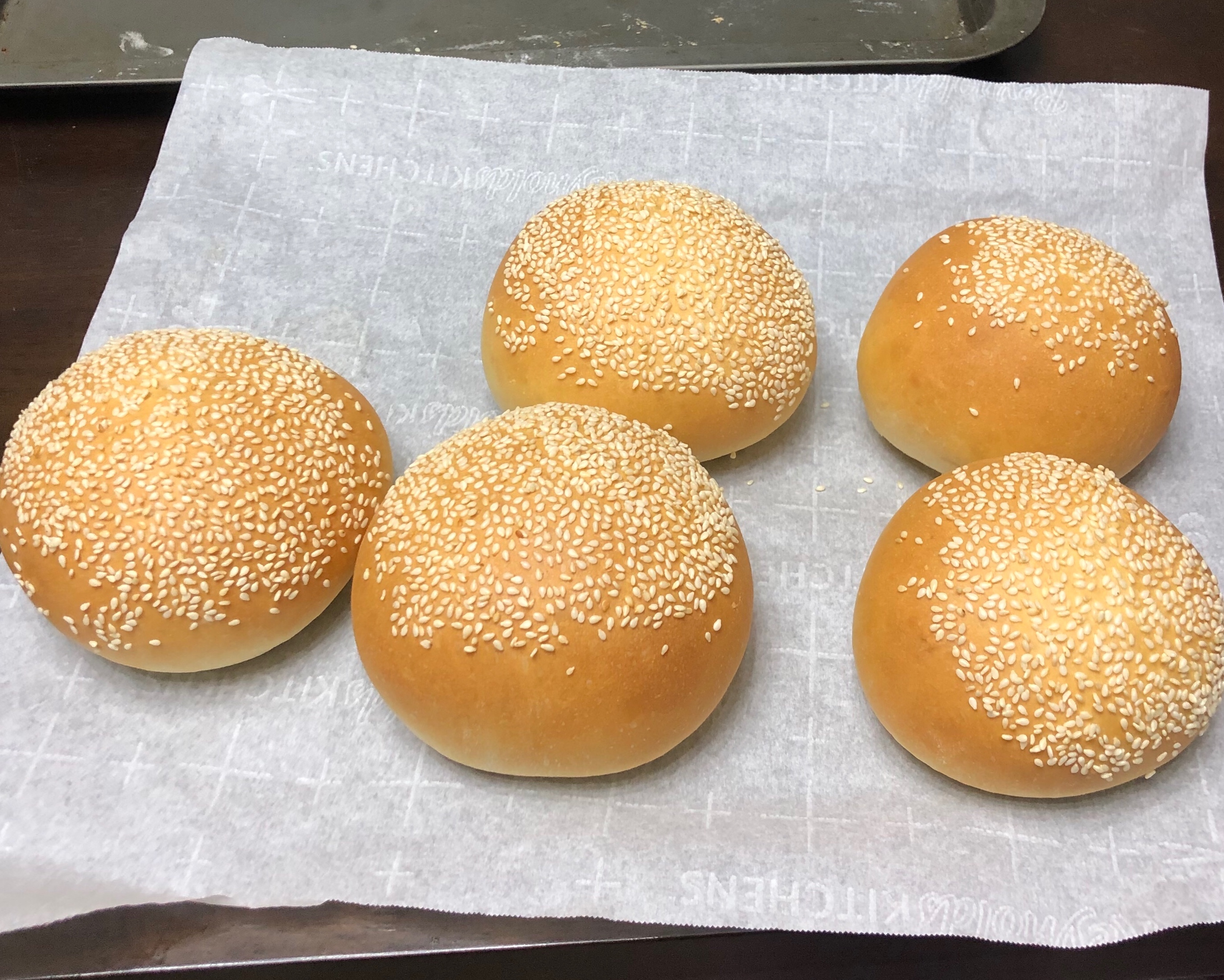 新手也能做汉堡胚，不需要任何机器揉面，适合做任何一款面包，的做法