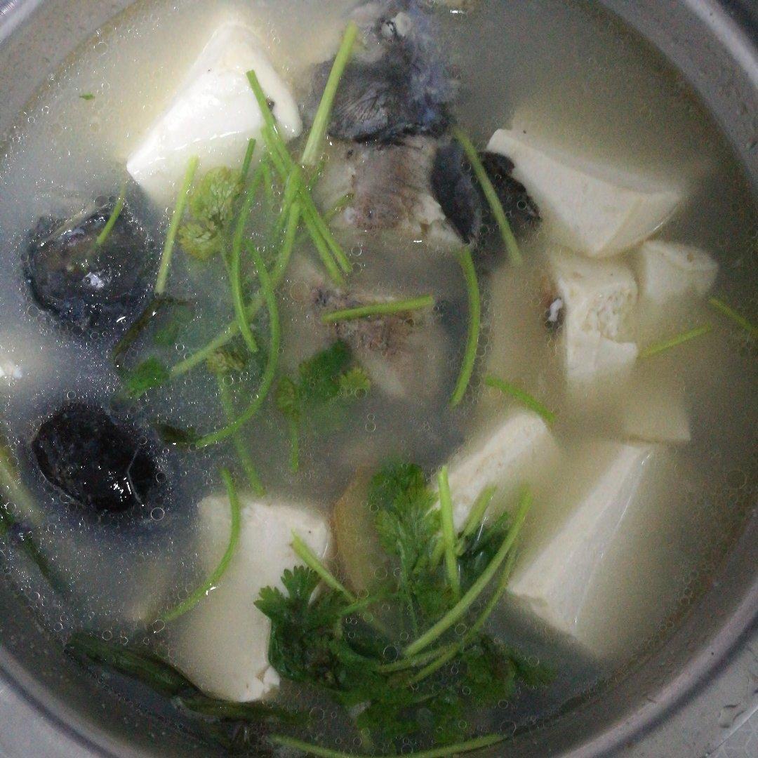 皮蛋鲫鱼豆腐汤