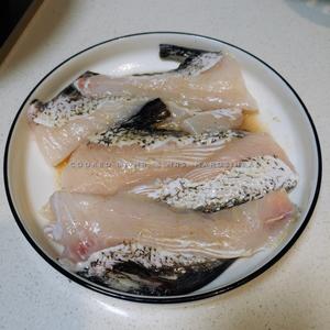 速成、不失误、嫩滑味浓的塔吉锅烧鳙鱼鱼鳍的做法 步骤1
