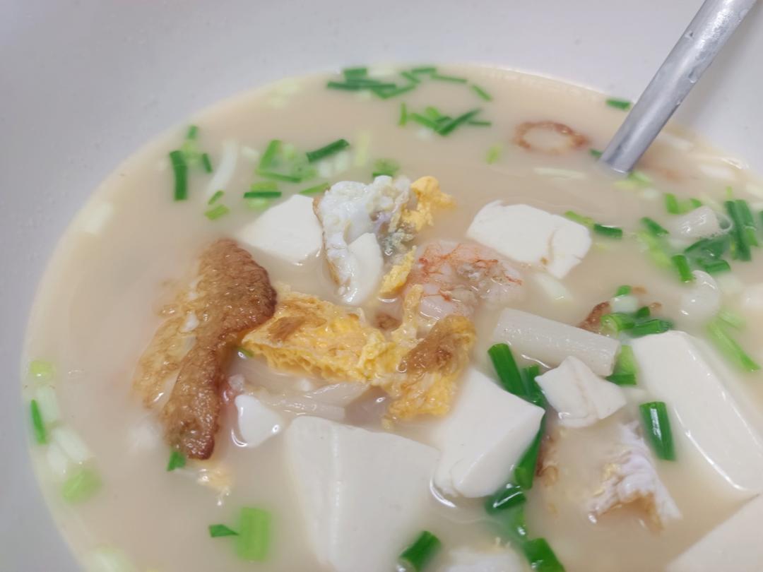 鲜虾菌菇豆腐汤