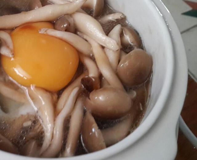 【电炖盅】鸡蛋煮不煮熟都好吃的蟹味菇腊肠饭的做法