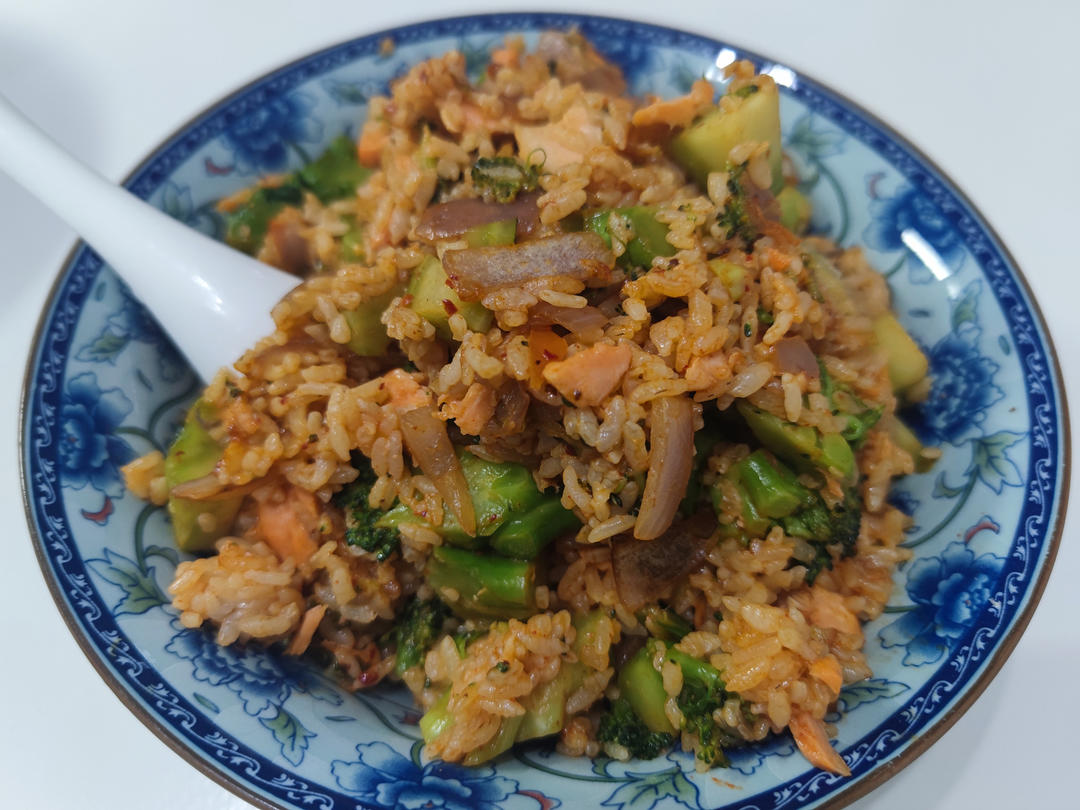 泡菜吞拿鱼（金枪鱼）炒饭—冬天就该来一碗红红火火的炒饭