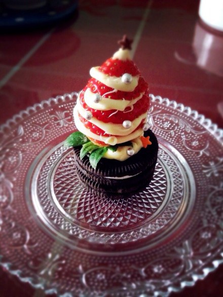 圣诞草莓心圣诞树杯子蛋糕