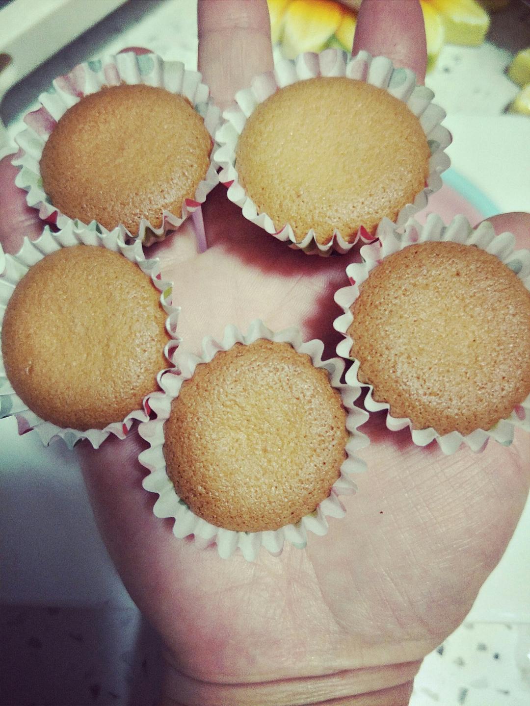 戚风杯子蛋糕^_^不开裂不回缩喔～