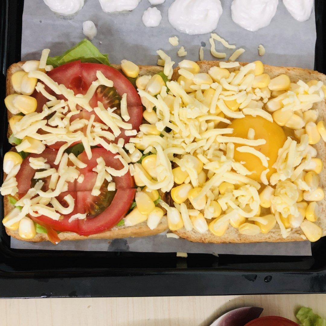 烤肠牛油果土司披萨