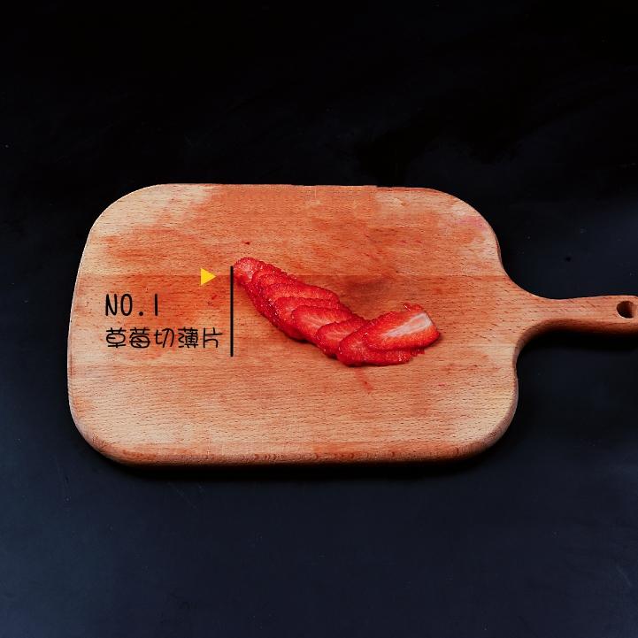 不用模具不用烤箱～草莓芒果杯子慕斯的做法 步骤1