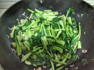 小青菜炒虾皮的做法 步骤3