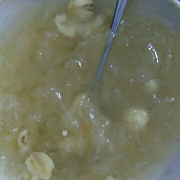 冰糖银耳莲子羹。（内附电饭煲做法）