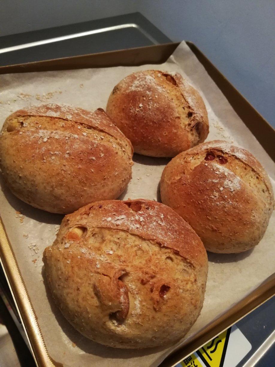 我家有个南瓜妞做的全麦核桃小欧包