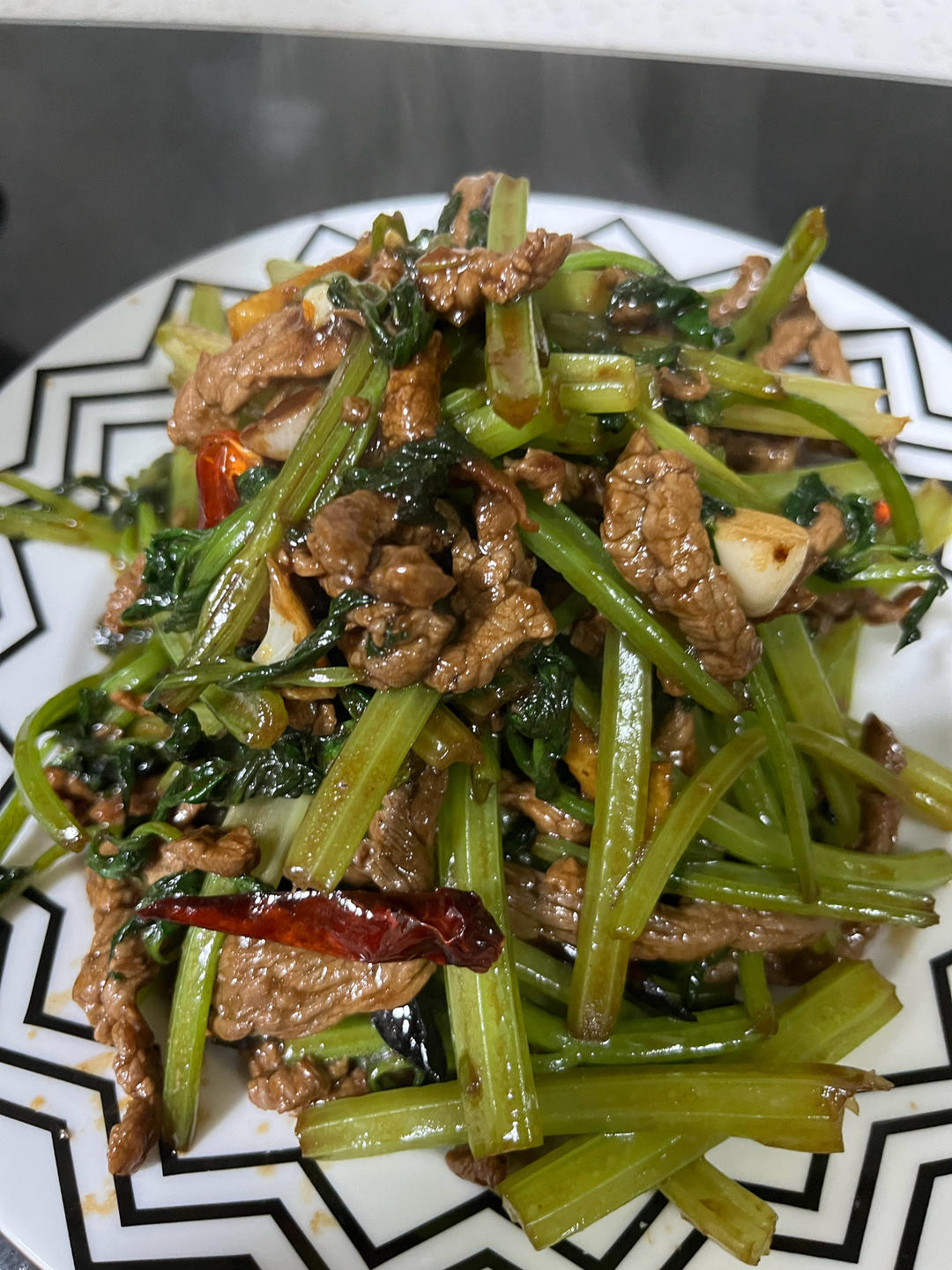 好吃到邻居敲门蹭饭的芹菜炒牛肉！