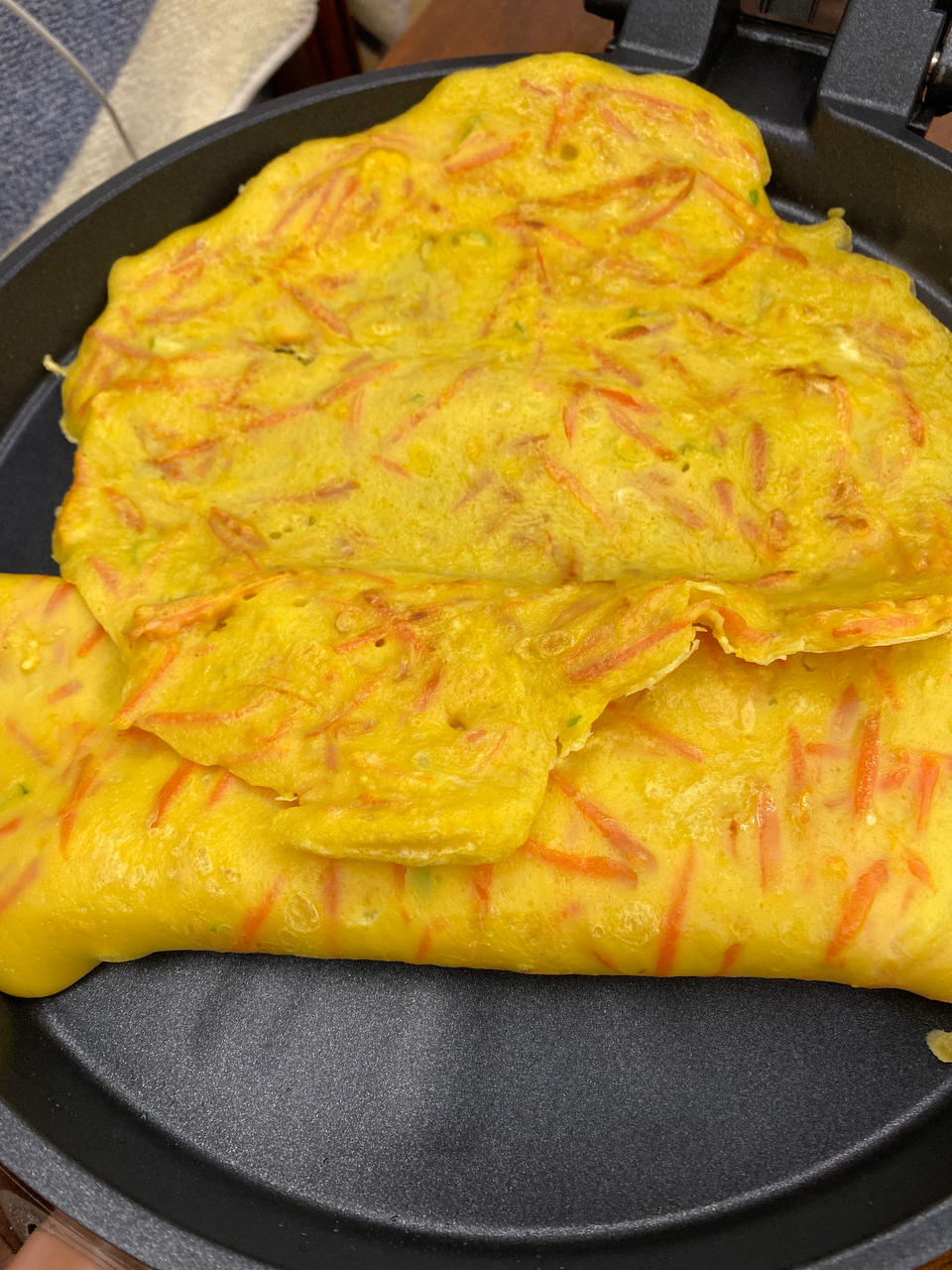 电饼铛胡萝卜丝葱花鸡蛋饼