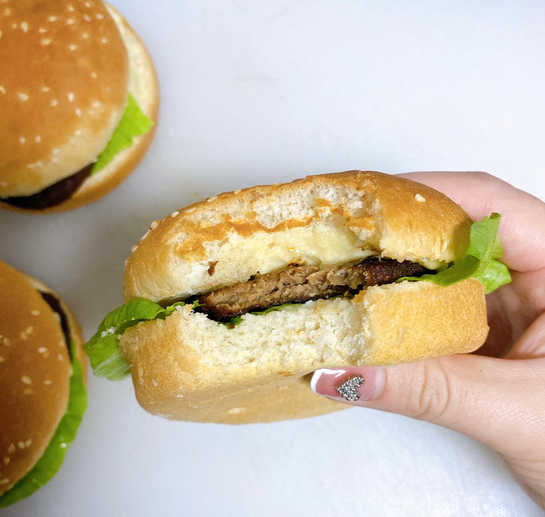 牛肉汉堡 煎出香嫩多汁的牛肉饼