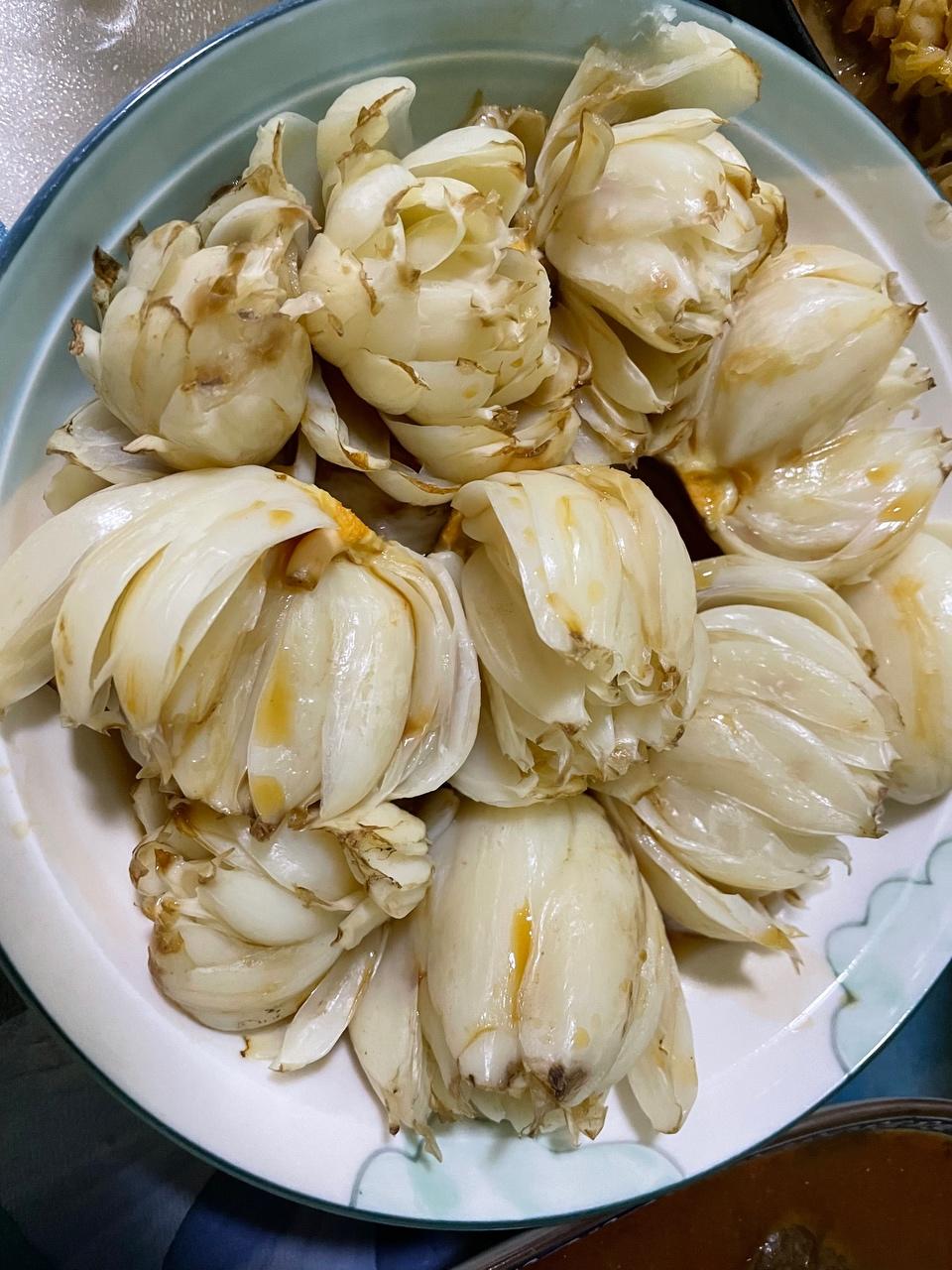 鲜百合300克蒸鲜百合的做法鲜百合洗净上锅蒸20分钟在炒锅中放一点水