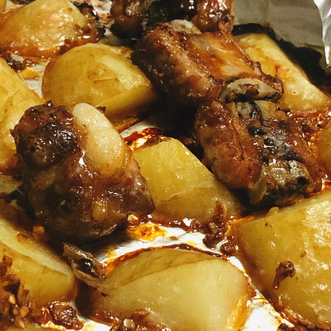 简单又好吃的蜜汁烤排骨烤土豆（烤箱版）