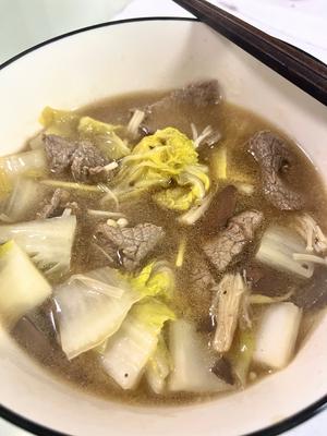 金针菇鸭血牛肉汤的做法 步骤10