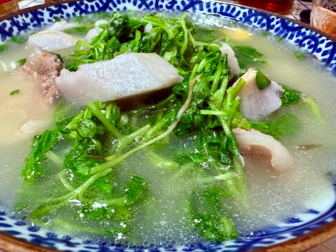 鲜掉眉毛的排骨芋艿鸡毛菜汤