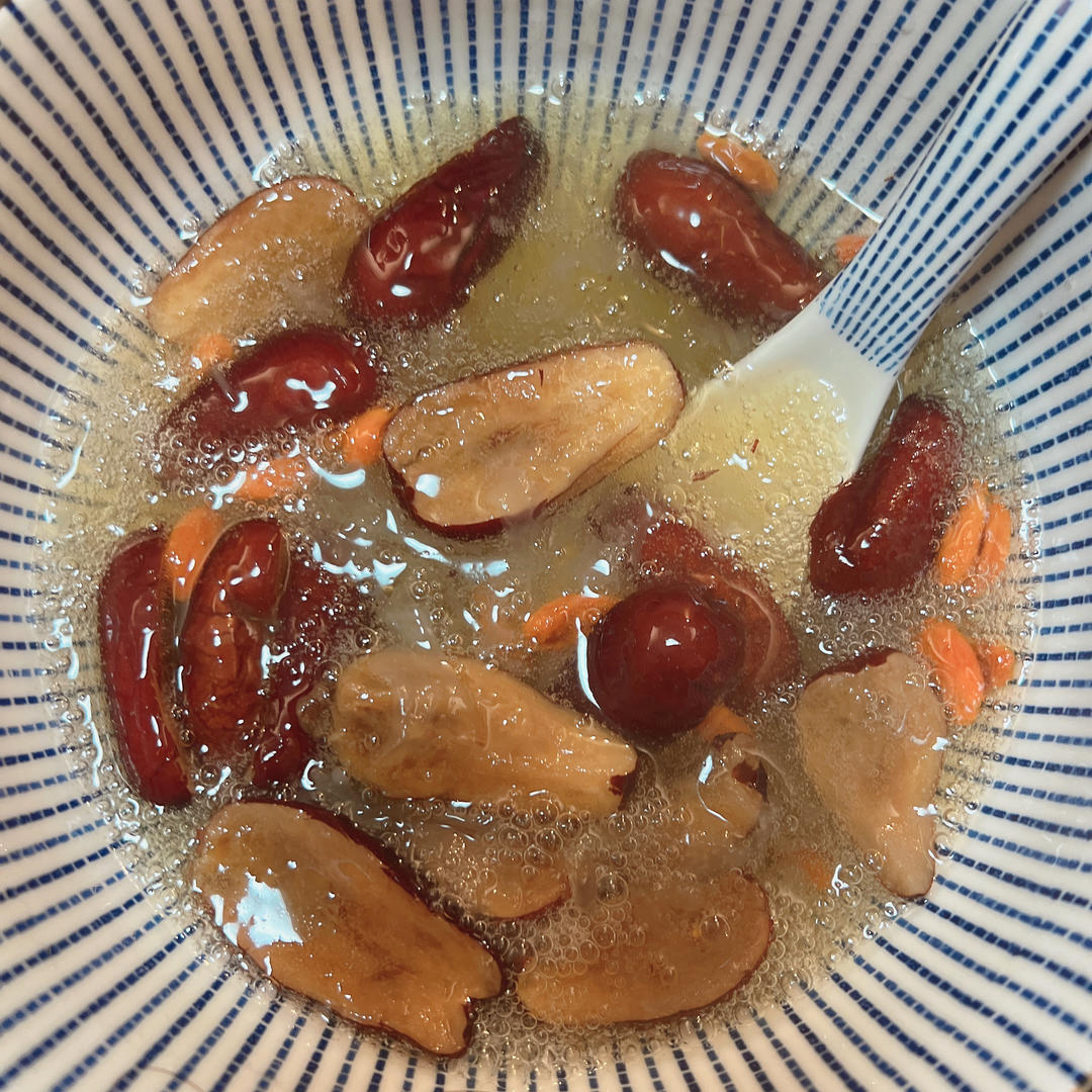 银耳红枣枸杞甜汤