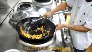 厨师长教你：“酱油炒饭”的家常做法，里面满满的小技巧，很受用的做法 步骤14