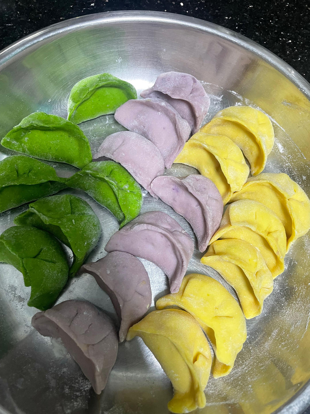 彩色饺子（蔬菜汁）