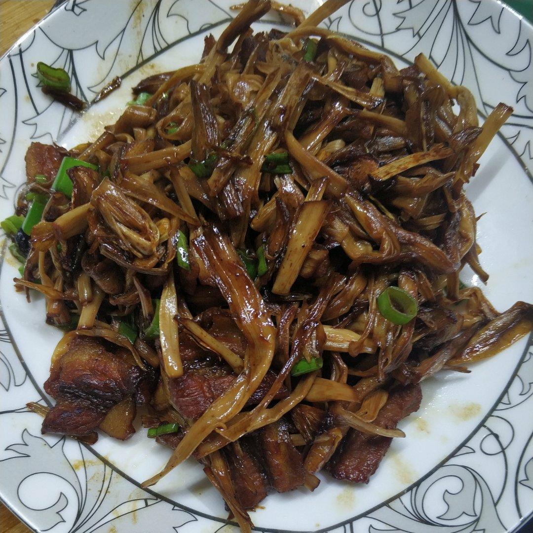 五花肉烧干黄花菜的做法！