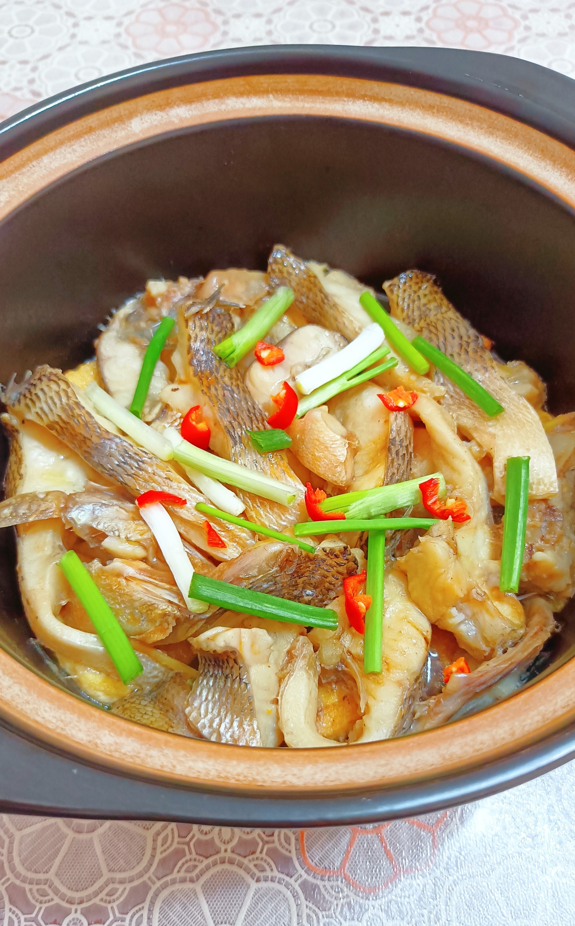 鲜嫩豆腐鲈鱼煲的做法