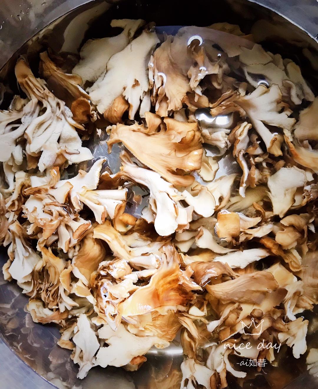 黑猪肉炖灰树菇（舞茸）营养美味